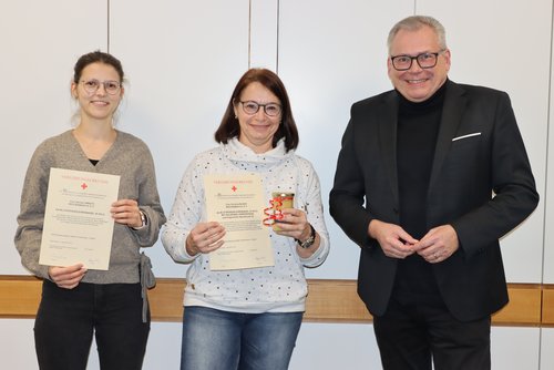 Blutspenderehrung: Denise Unrath und Christine Blaich werden von Bürgermeister Bernhard Richter ausgezeichnet